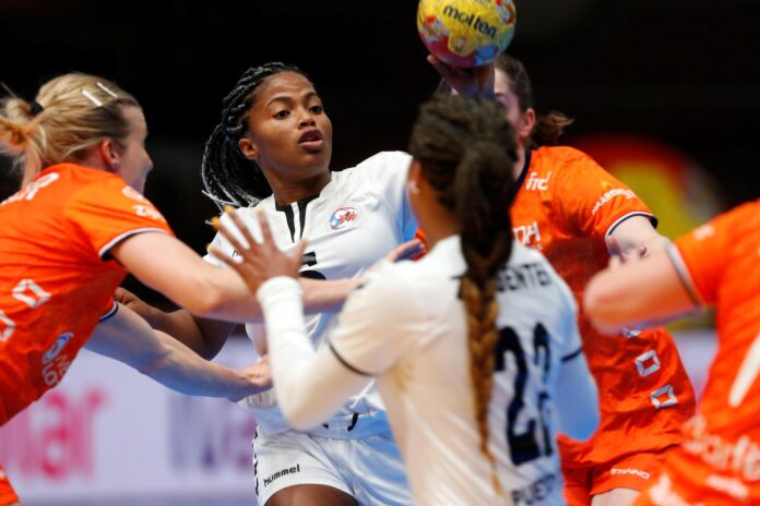 La jugadora de la selección de Puerto Rico Nathalys Ceballos (2-i) trata de jugar un balón ante varias jugadoras de Países Bajos, durante el partido del Mundial de balonmano que disputan en la localidad alicantina de Torrevieja. EFE/Manuel Lorenzo
