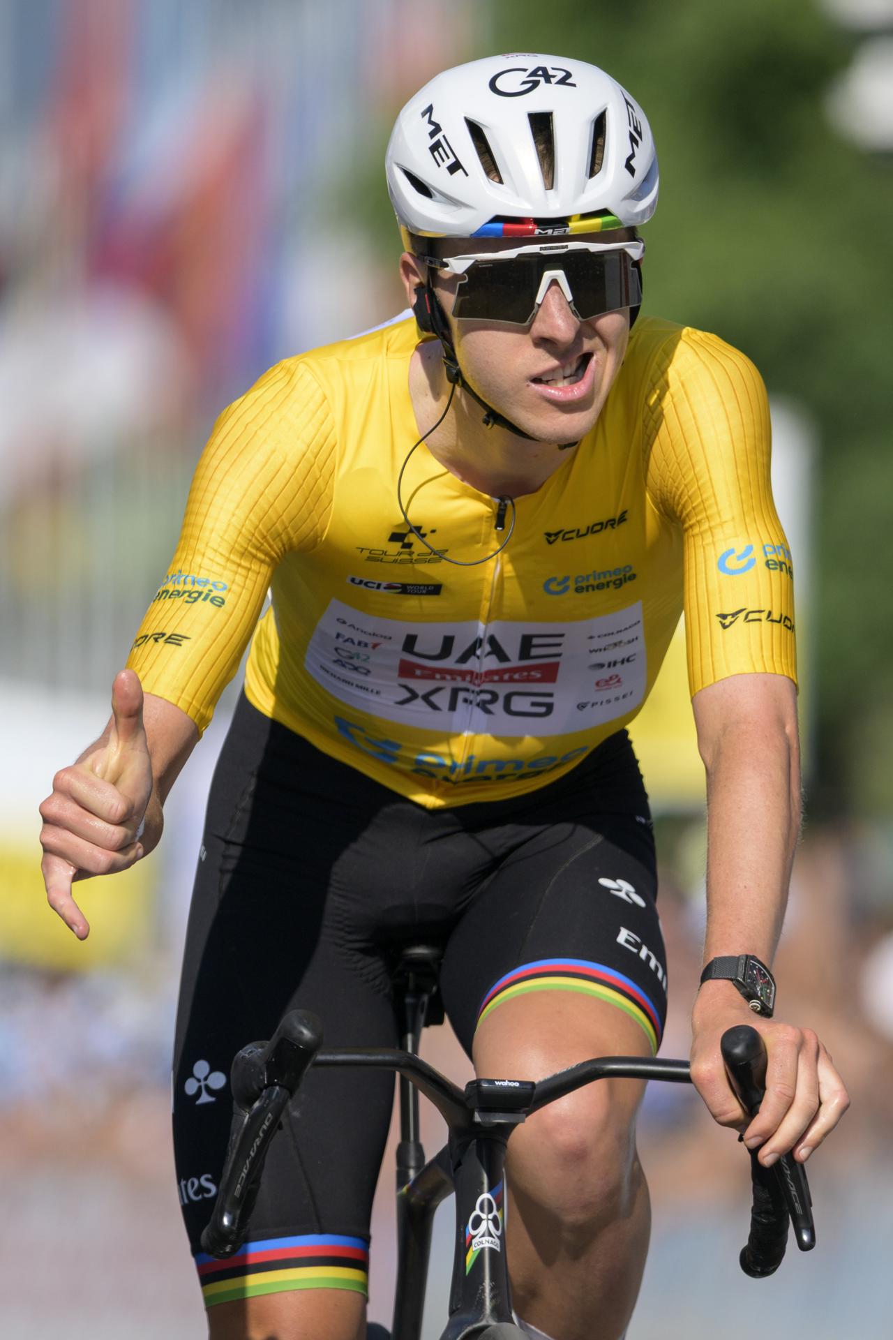 El esloveno Tadej Pogacar tras acabar la segunda etapa de la Vuelta a Suiza, de la que es el líder. EFE/EPA/GIAN EHRENZELLER
