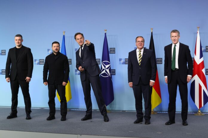 - El presidente ucraniano, Volodímir Zelenski (2-L), y el ministro de Defensa de Ucrania, Mijaíl Fedorov (L), son recibidos por el secretario general de la OTAN, Mark Rutte (C), el ministro de Defensa de Alemania, Boris Pistorius (2-R), y el secretario de Defensa del Reino Unido, Dan Jarvis, antes de una reunión del Grupo de Contacto de Defensa de Ucrania en la sede de la Alianza en Bruselas, Bélgica, 18 de junio de 2026. Los ministros de Defensa de la OTAN y los países socios se reunieron en Bruselas para debatir la asistencia militar a Ucrania, que incluye el suministro de armas, municiones, sistemas de defensa aérea, iniciativas de formación y apoyo de seguridad a largo plazo para Kiev, en medio de la invasión en curso de Rusia. (Bélgica, Rusia, Ucrania, Bruselas, Kiev) EFE/EPA/OLIVIER HOSLET
