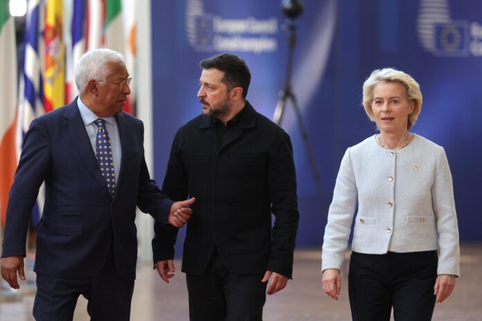 (L-R) El presidente del Consejo Europeo, Antonio Costa, el presidente de Ucrania, Volodímir Zelenski, y la presidenta de la Comisión Europea, Ursula von der Leyen, llegan a la cumbre del Consejo Europeo en Bruselas, Bélgica, 18 de junio de 2026. Los líderes europeos se reúnen en Bruselas para una reunión de dos días repleta de cuestiones geopolíticas y económicas urgentes. (Bélgica, Ucrania, Bruselas) EFE/EPA/OLIVIER MATTHYS
