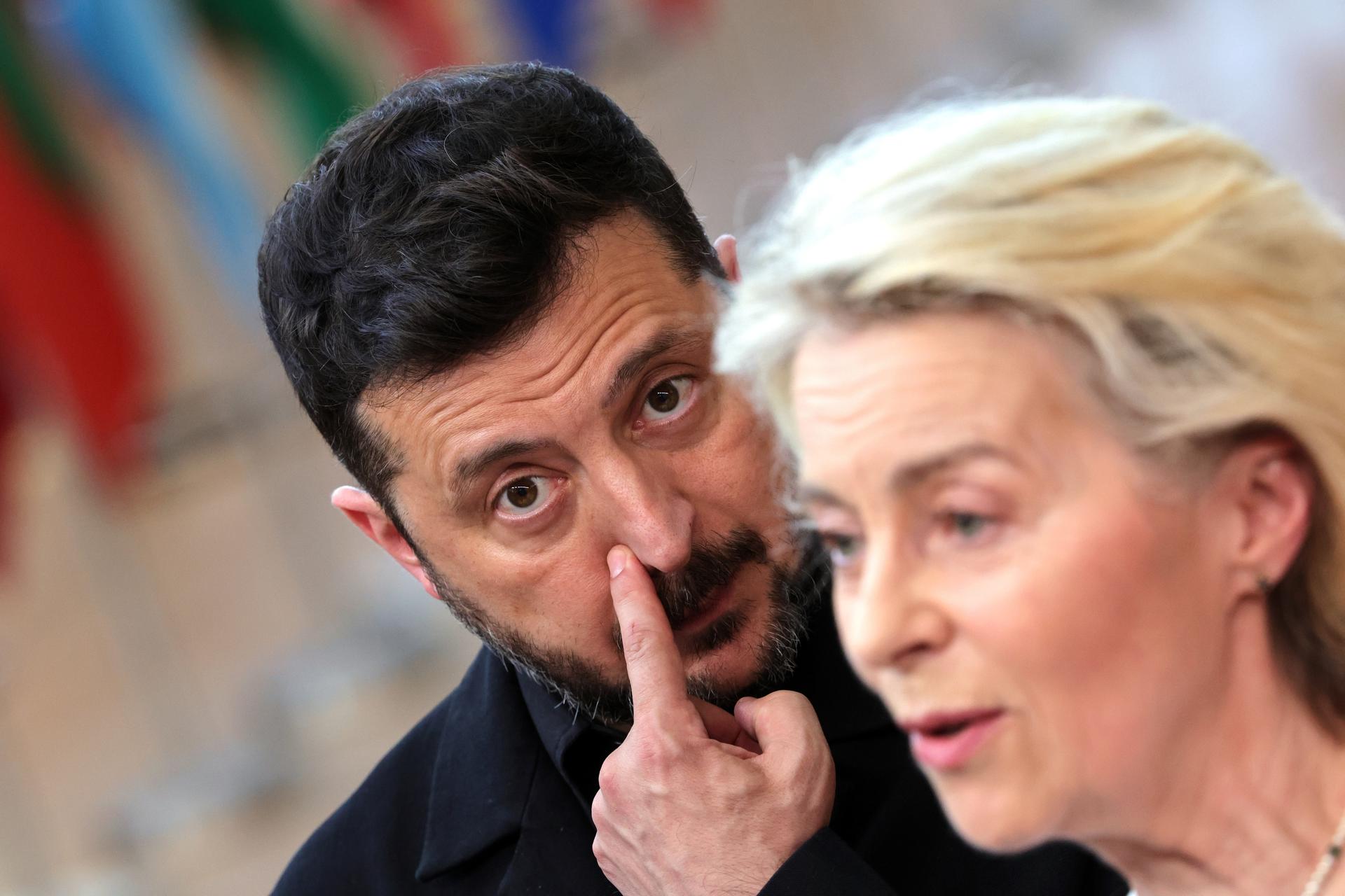 - El presidente de Ucrania, Volodímir Zelenski (izquierda), y la presidenta de la Comisión Europea, Ursula von der Leyen, hablan con los medios de comunicación a su llegada a la cumbre del Consejo Europeo en Bruselas, Bélgica, el 18 de junio de 2026. Los líderes europeos se reúnen en Bruselas para una reunión de dos días llena de urgentes temas geopolíticos y económicos. (Bélgica, Ucrania, Bruselas) EFE/EPA/OLIVIER MATTHYS
