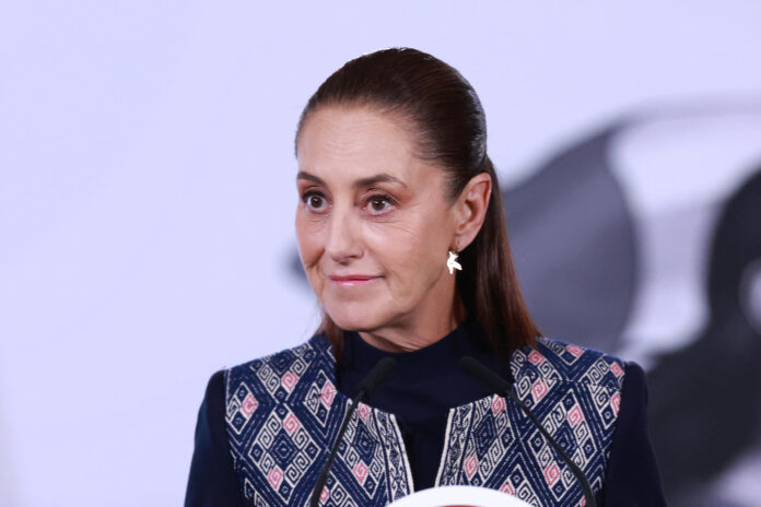 La presidenta de México, Claudia Sheinbaum, asiste a una rueda de prensa este jueves, en el Palacio Nacional, en Ciudad de México (México). EFE/Mario Guzmán
