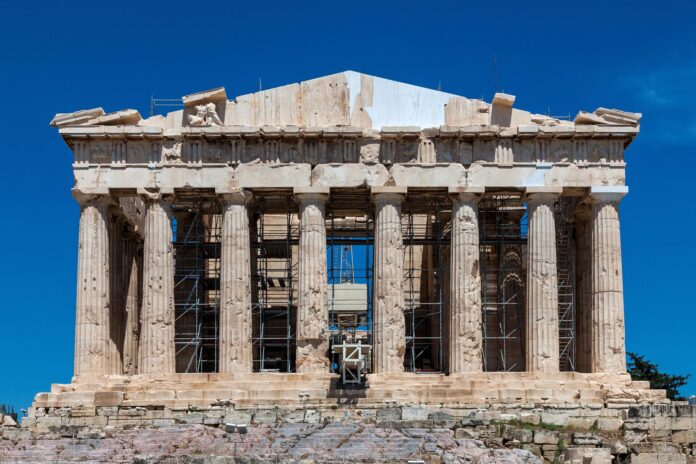 Una foto facilitada por el Ministerio griego de Cultura muestra el frontón occidental del Partenón completado y los andamios externos permanentemente retirados de la fachada occidental del monumento, tras una restauración, mientras se ha alcanzado un hito especialmente significativo para la protección y el enriquecimiento de los monumentos de la Acrópolis de Atenas, Grecia, 16 de junio de 2026 (publicada el 18 de junio de 2026). Por primera vez en aproximadamente 220 años, el ministerio de Cultura puede presentar ahora la fachada occidental del Partenón restaurada en la mayor medida posible. Con la instalación de dos ortostatos en las posiciones vacantes del frontón occidental y la finalización de la restauración del muro de respaldo, se ha restaurado la integridad arquitectónica del frontón. (Grecia, Atenas) EFE/EPA/GREEK MINISTRY OF CULTURE HANDOUT EDITORIAL USE ONLY/NO SALES
