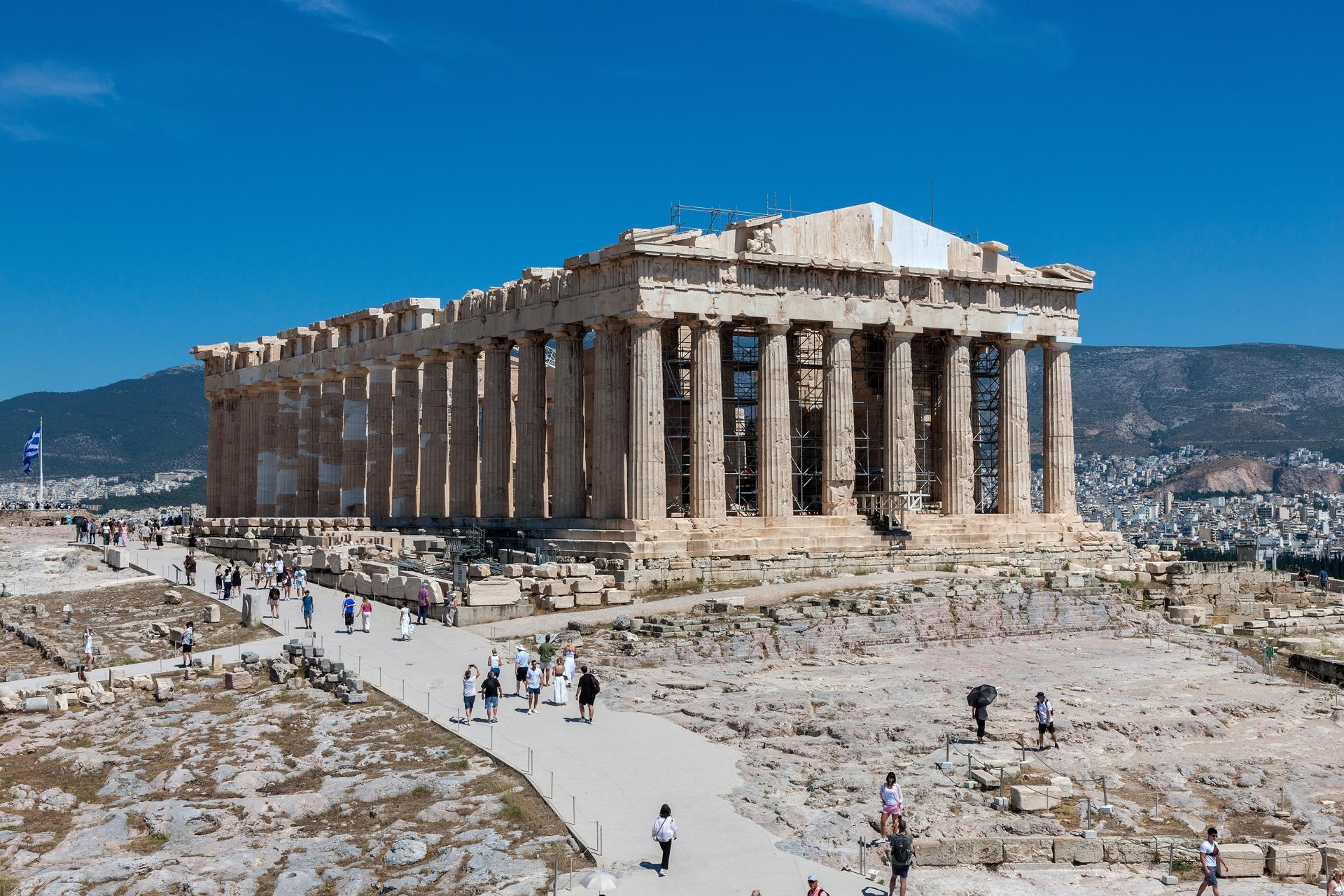 Una foto distribuida por el Ministerio de Cultura griego muestra el frontón occidental del Partenón completado y el andamiaje externo retirado permanentemente de la fachada occidental del monumento, tras una restauración, marcando un hito significativo en la protección y realce de los monumentos de la Acrópolis de Atenas, Grecia, 16 de junio de 2026 (publicada el 18 de junio de 2026). Por primera vez en aproximadamente 220 años, el ministerio de Cultura puede presentar la fachada occidental del Partenón como completamente restaurada. Con la instalación de dos ortostatos en las posiciones vacantes del frontón occidental y la finalización de la restauración del muro de respaldo, se ha restaurado la integridad arquitectónica del frontón.
(Grecia, Atenas) EFE/EPA/MINISTERIO GRIEGO DE CULTURA. USO EDITORIAL ÚNICAMENTE / NO SE PERMITE SU VENTA
