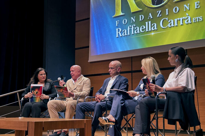 - (i-d) Laura Fattore, jefa de prensa de Raffaella Carrà; Gian Luca Pelloni Bulzoni, hijo adoptivo y presidente de la fundación; Matteo Pelloni, sobrino y miembro de la junta directiva; Bárbara Giaquinto, abogada y vicepresidenta de la fundación; y Margherita Vasselli, responsable de proyectos artísticos, durante la rueda de prensa de presentación de la Fundación Raffaella Carrà, celebrada este jueves, en el Palacio de las Exposiciones de Roma. El asistente personal e hijo adoptivo de Raffaella Carrà (1943-2021), Gian Luca Pelloni Bulzoni, reveló este jueves en Roma que la diva italiana planeó su adopción legal en abril de 2020, pocos días después de conocer que padecía un cáncer de pulmón terminal, con el único objetivo de legarle la dirección de su obra benéfica. EFE/ Mariana López Alba
