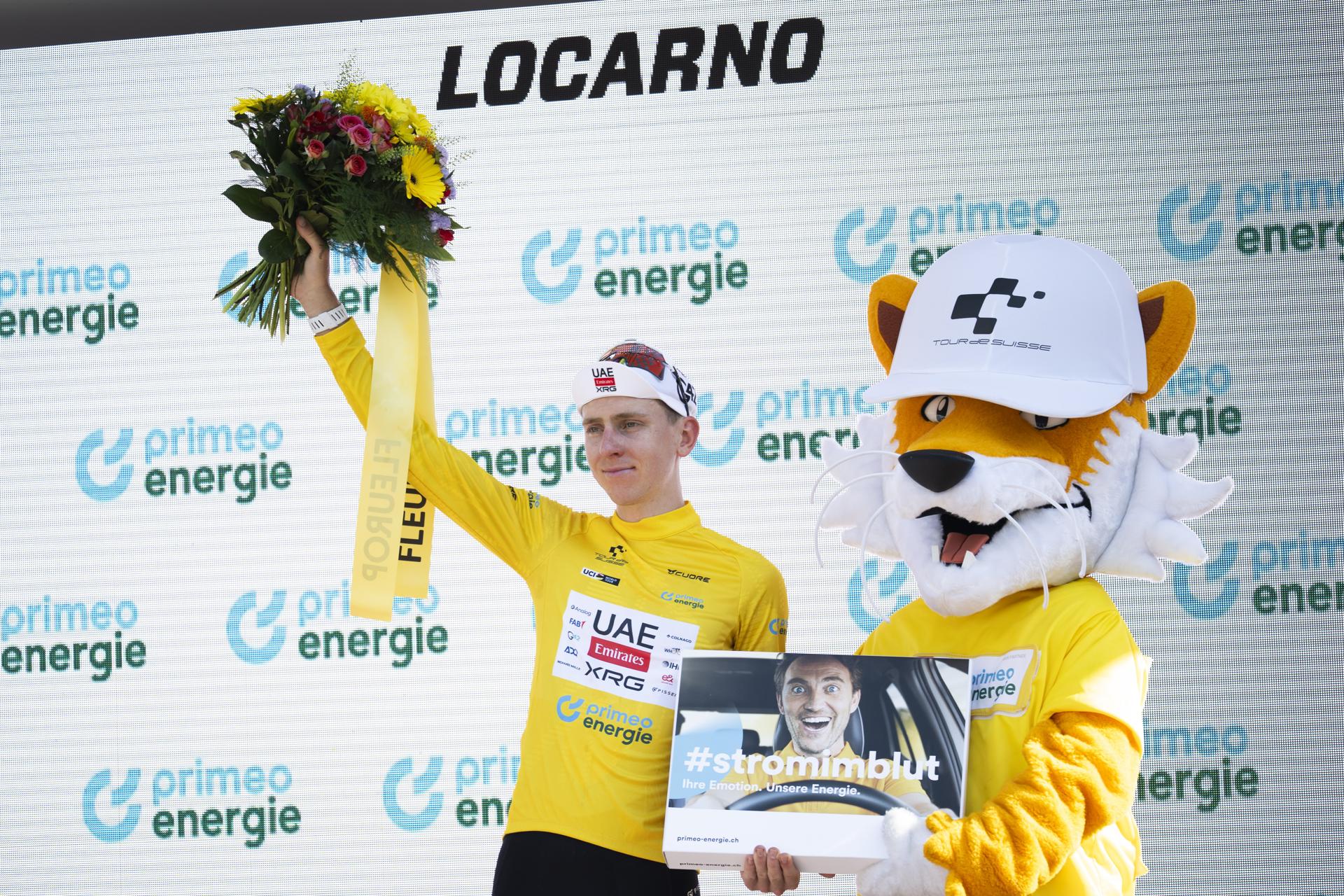 El esloveno Tadej Pogacar posa como líder en el podio tras acabar la segunda etapa de la Vuelta a Suiza. EFE/EPA/GIAN EHRENZELLER
