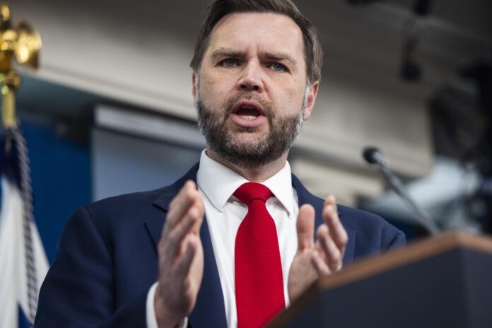 El vicepresidente de Estados Unidos, JD Vance, habla con los medios de comunicación en la sala de prensa de la Casa Blanca en Washington, D.C., EE.UU., el 18 de junio de 2026. EFE/JIM LO SCALZO

