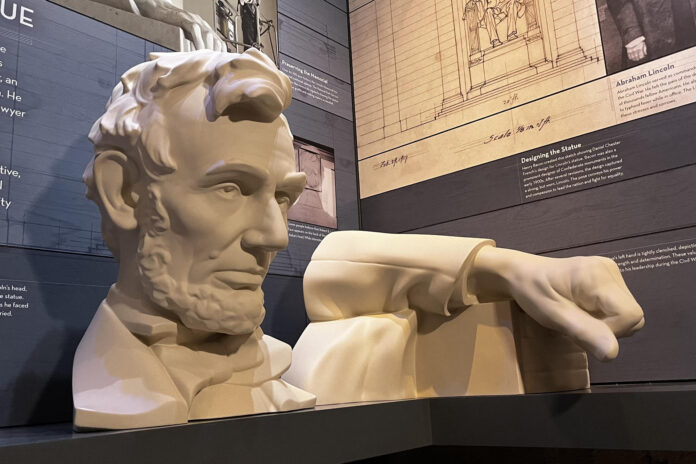 Detalle de un busto de Abraham Lincoln, en el nuevo museo que se abrirá en el área subterránea del histórico monumento a este expresidente estadounidense, en Washington DC (EE.UU.) Unidos). EFE/Leonor Trinidad
