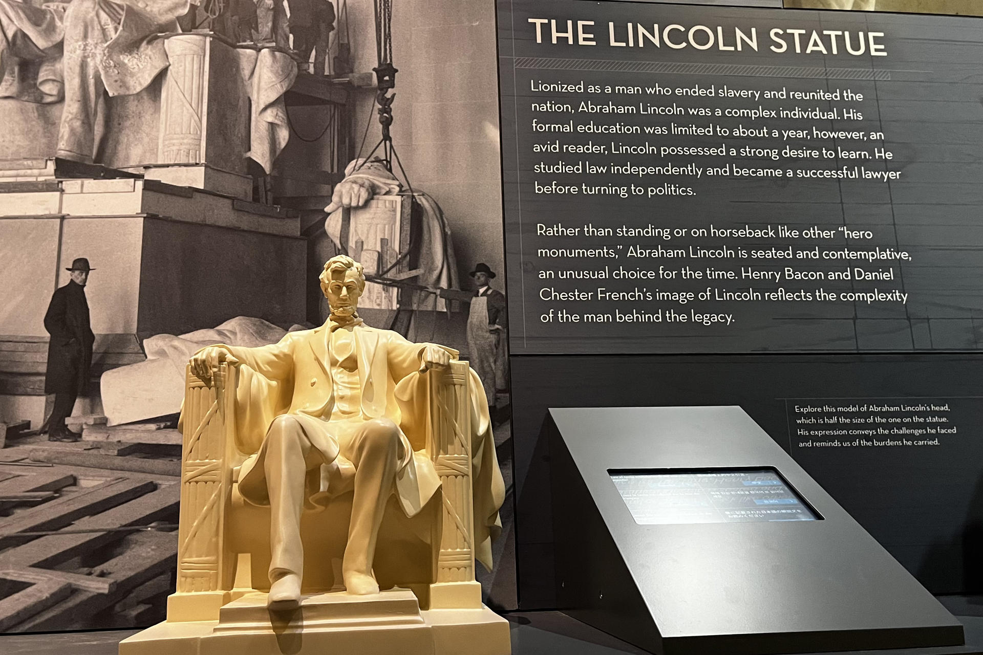 Vista general de la entrada al nuevo museo que se abrirá en el área subterránea del histórico monumento al expresidente estadounidense Abraham Lincoln, en Washington DC (EE.UU.) Unidos). EFE/Leonor Trinidad