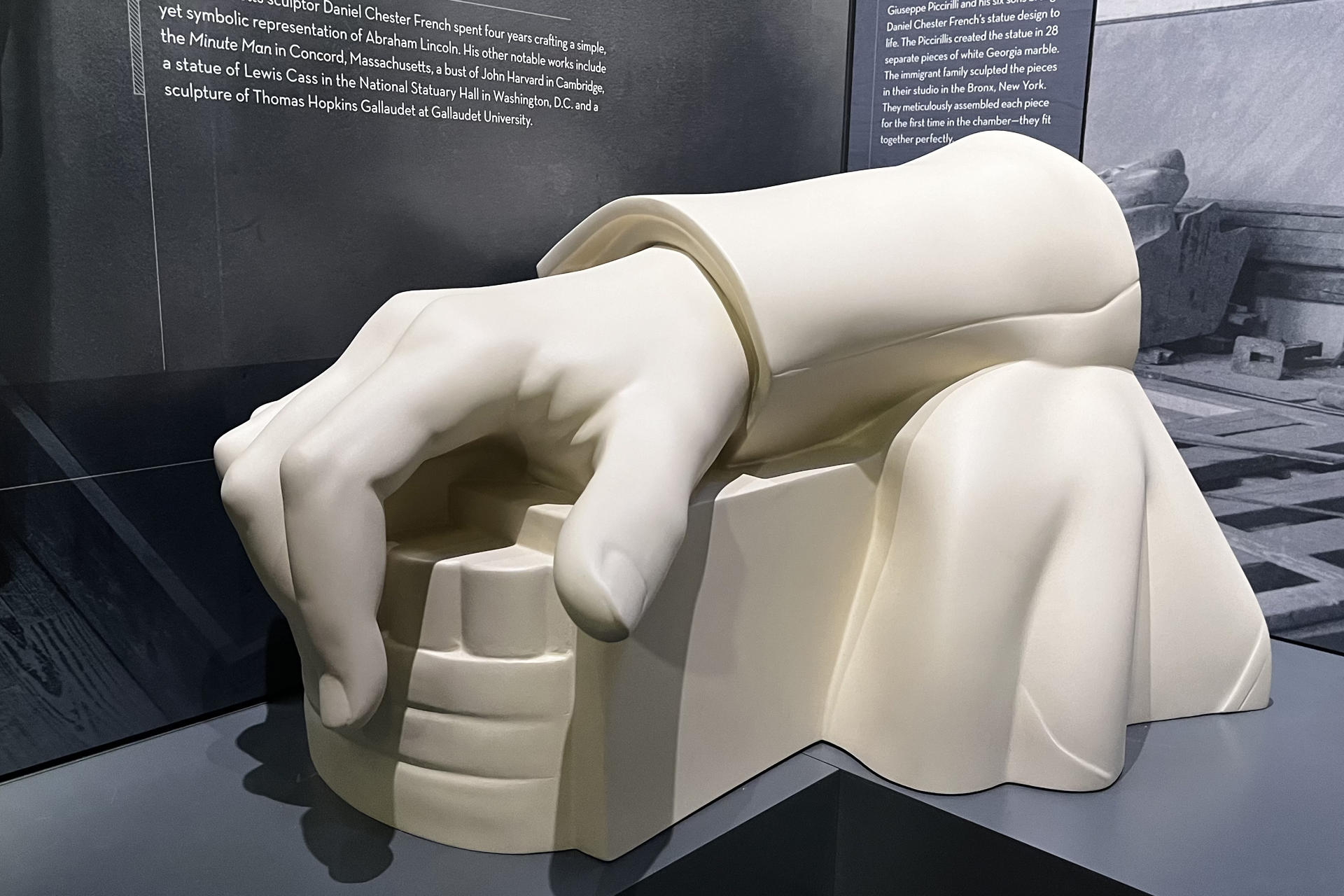 Detalle de la estatua de la mano derecha de Abraham Lincoln, en el nuevo museo que se abrirá en el área subterránea del histórico monumento a este expresidente estadounidense, en Washington DC (EE.UU.) Unidos). EFE/Leonor Trinidad