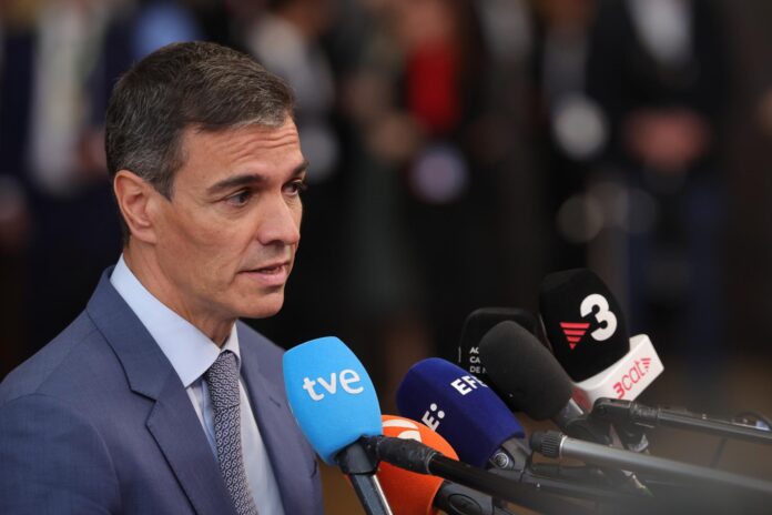 El presidente del Gobierno de España, Pedro Sánchez, habla con los medios a su llegada a la cumbre del Consejo Europeo en Bruselas, Bélgica, el 18 de junio de 2026. Los líderes europeos se reúnen en Bruselas para una reunión de dos días cargada de urgentes temas geopolíticos y económicos. (Bélgica, España, Bruselas) EFE/EPA/OLIVIER MATTHYS
