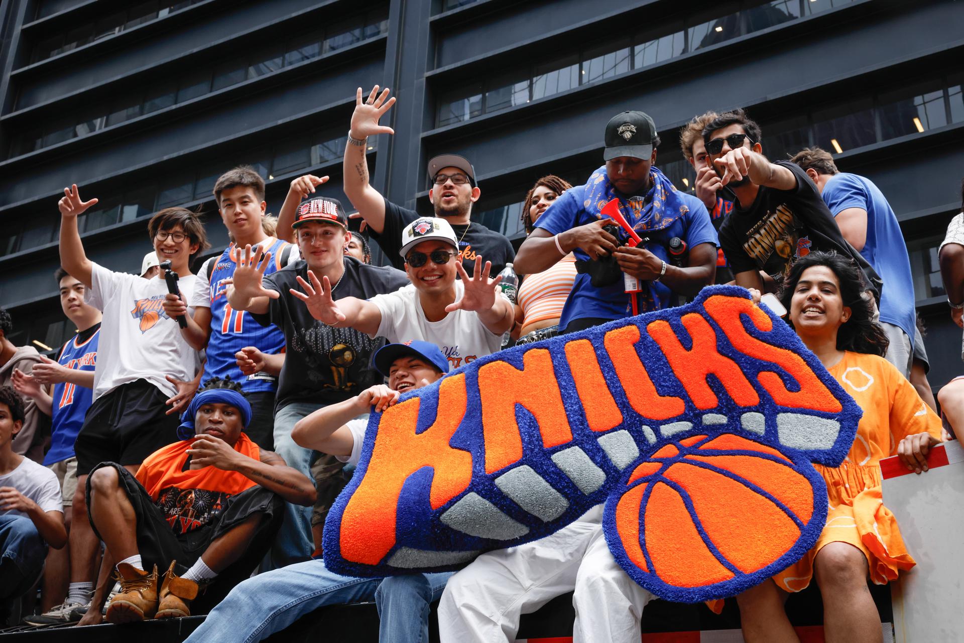 Los New York Knicks celebraron este jueves su primer título de la NBA desde 1973 con un multitudinario desfile que tiñó de naranja y azul el bajo Manhattan y convirtió Broadway en una marea humana en la que se mezclaban aficionados, música y famosos.
