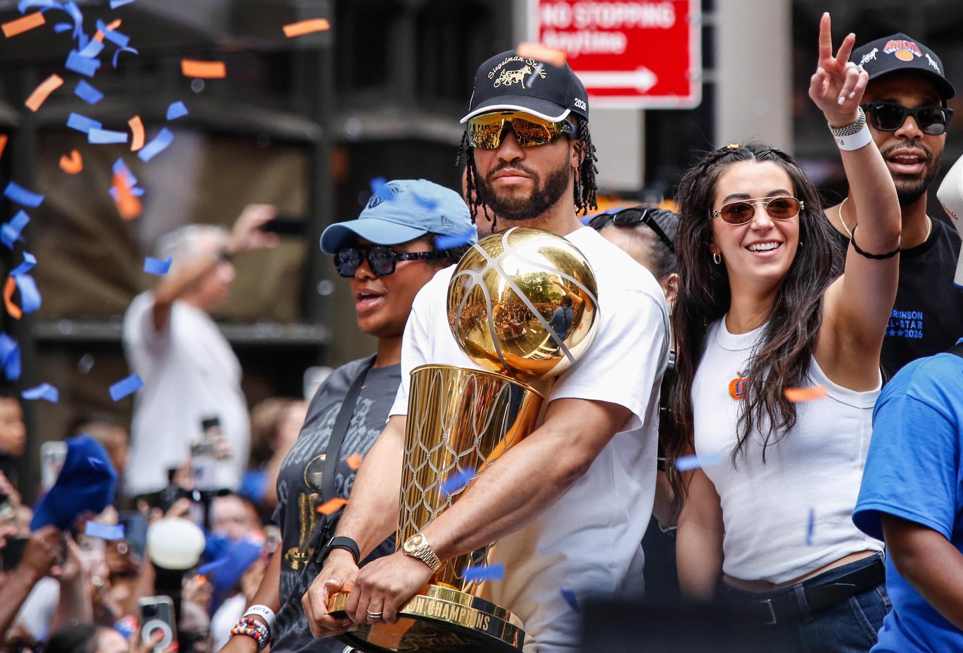 Los New York Knicks celebraron este jueves su primer título de la NBA desde 1973 con un multitudinario desfile que tiñó de naranja y azul el bajo Manhattan y convirtió Broadway en una marea humana en la que se mezclaban aficionados, música y famosos.
