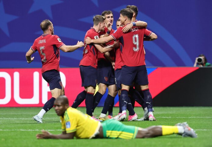 Un gol del centrocampista Michal Sadilek a los seis minutos permite a la República Checa ganar al descanso (1-0) a Sudáfrica, en el partido correspondiente a la segunda jornada del Grupo A que se disputa en el Estadio Atlanta.
. EFE/EPA/RONALD WITTEK

