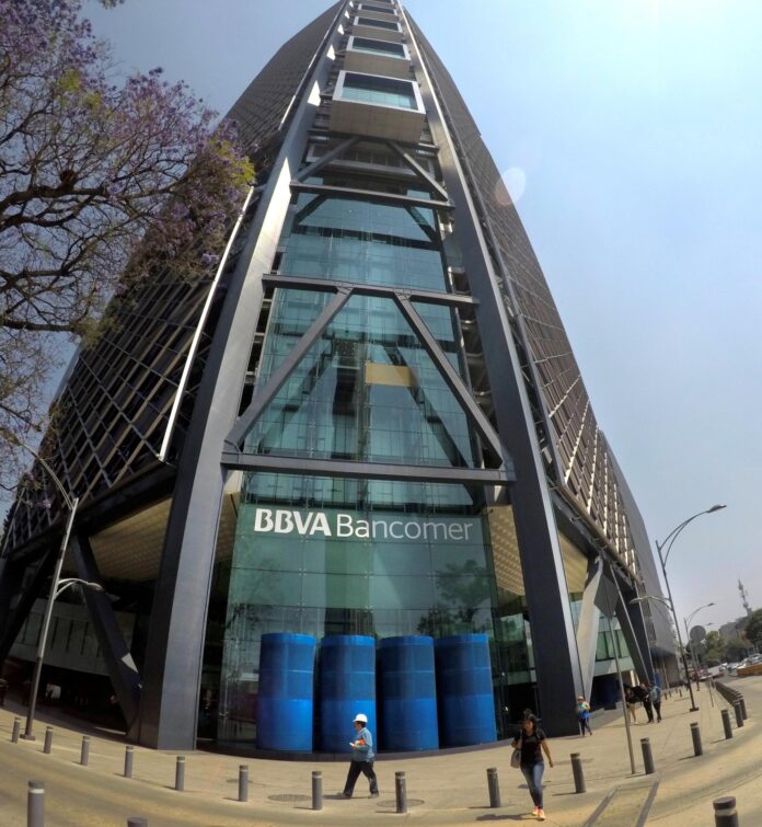 Fotografía de archivo de una de las dos sedes corporativas del BBVA Bancomer en la Ciudad de México (México). EFE/Madla Hartz

