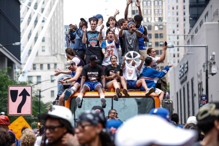 Los aficionados aplauden durante el desfile de cinta de la victoria y mitin de los New York Knicks, celebrando su triunfo en las Finales de la NBA 2026 en Nueva York (Estados Unidos). EFE/KENA BETANCUR
