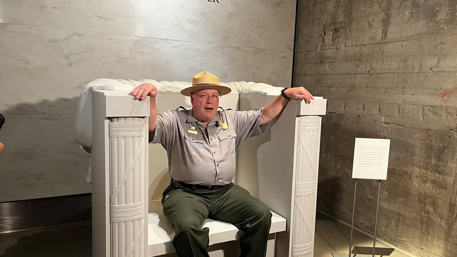 El superintendente de los Parques Nacionales, Kevin Griess, habla durante una entrevista con EFE este jueves, en una presentación del espacio subterráneo debajo del Monumento a Lincoln en Washington (Estados Unidos). EFE/Leonor Trinidad
