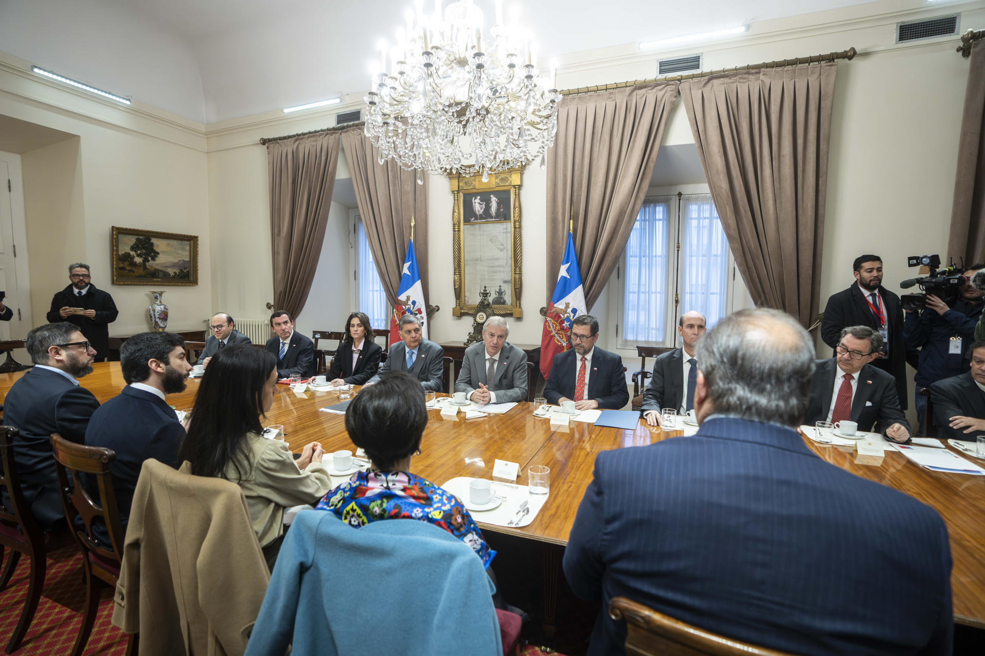 Fotografía cedida por el Presidencia de Chile que muestra al mandatario José Antonio Kast (c) hablando con autoridades de la Corte Suprema, el Senado, la Cámara de Diputados, la Fiscalía Nacional y la Contraloría este jueves, en el Palacio de La Moneda, en Santiago (Chile). EFE/ Presidencia de Chile
