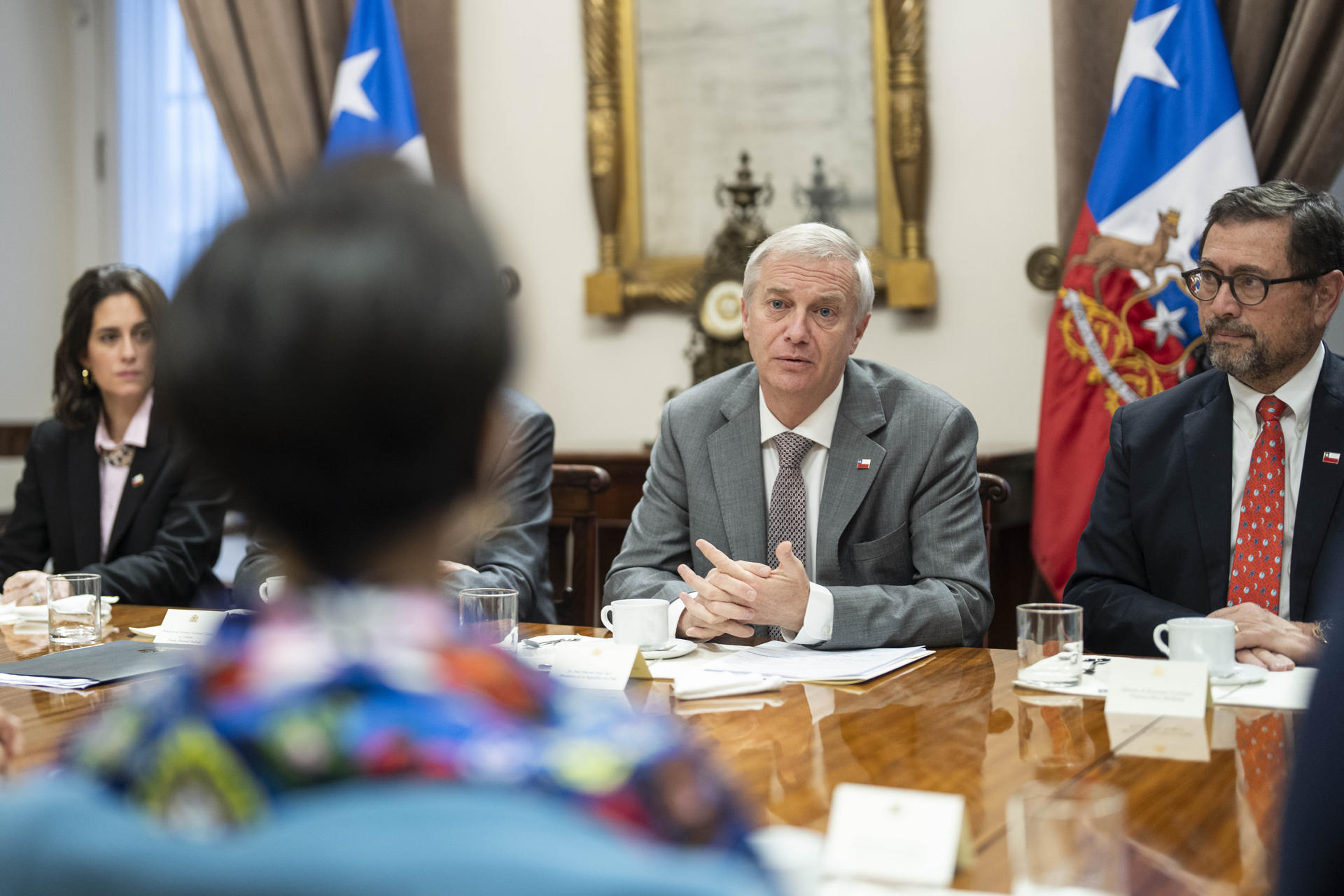 Fotografía cedida por el Presidencia de Chile que muestra al mandatario José Antonio Kast (c) hablando con autoridades de la Corte Suprema, el Senado, la Cámara de Diputados, la Fiscalía Nacional y la Contraloría este jueves, en el Palacio de La Moneda, en Santiago (Chile). EFE/ Presidencia de Chile