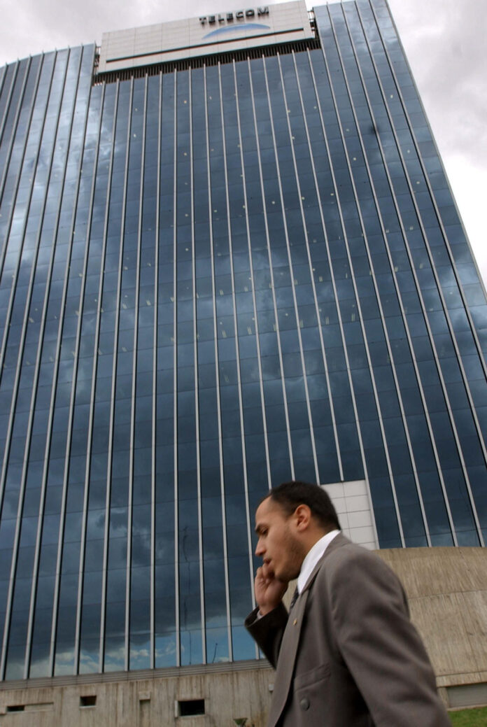 Fotografía de archivo en la que se captó a un transeúnte al pasar frente al Edificio principal de Telecom Argentina, en el barrio de Puerto Madero, en Buenos Aires (Argentina). EFE/César De Luca
