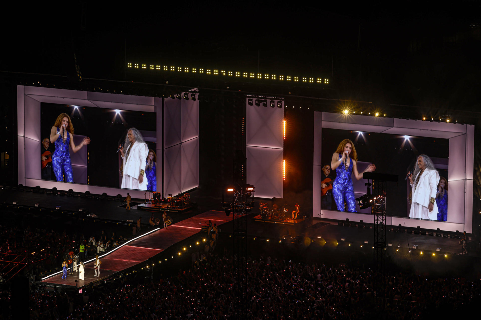 Fotografía de archivo, tomada el pasado 2 de mayo, en la que se captó a la cantante colombiana Shakira (i) y a la legendaria cantautora brasileña, María Bethânia, durante el megaconcierto que ofreció la barranquillera en Río de Janeiro (Brasil). EFE/André Coelho
