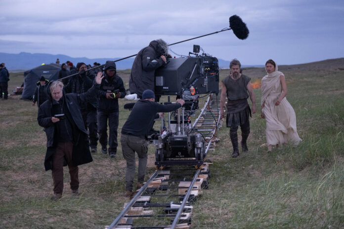 El director Christopher Nolan (i) con Matt Damon (como Odiseo) y Zendaya (como Atenea), en el set de su película LA ODISEA. El rodaje de 'La Odisea', de Christopher Nolan, respondió directamente al título de la película. Escenarios reales de cinco países, tan espectaculares como complicados para filmar una película, y caminatas de hasta 45 minutos para llegar al set, con sandalias y el vestuario puesto, como recuerda entre risas Robert Pattinson. Protagonizada por Matt Damon como Odiseo y con Tom Holland como su hijo Telémaco; Anne Hathaway, como su esposa, Penélope, y una larga lista de estrellas que incluyen a Zendaya, Charlize Theron, Lupita Nyong'o o Pattinson, el filme se estrenará el próximo 17 de julio. EFE/ Melinda Sue Gordon Universal Pictures SOLO USO EDITORIAL SOLO DISPONIBLE PARA ILUSTRAR LA NOTICIA QUE ACOMPAÑA (CRÉDITO OBLIGATORIO)
