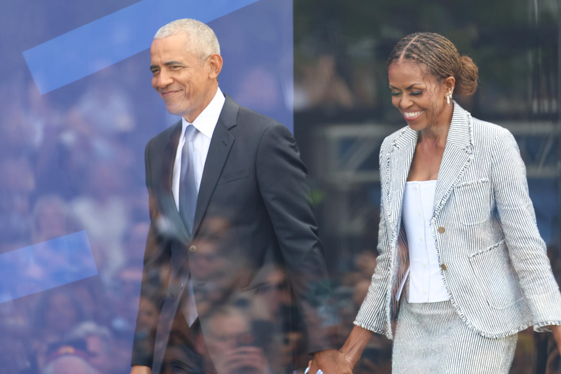 El expresidente de Estados Unidos Barack Obama (i) y su esposa Michelle Obama, reaccionan durante la inauguración del Centro Presidencial Obama este jueves, en Chicago (EE.UU.). EFE/ Octavio Guzmán