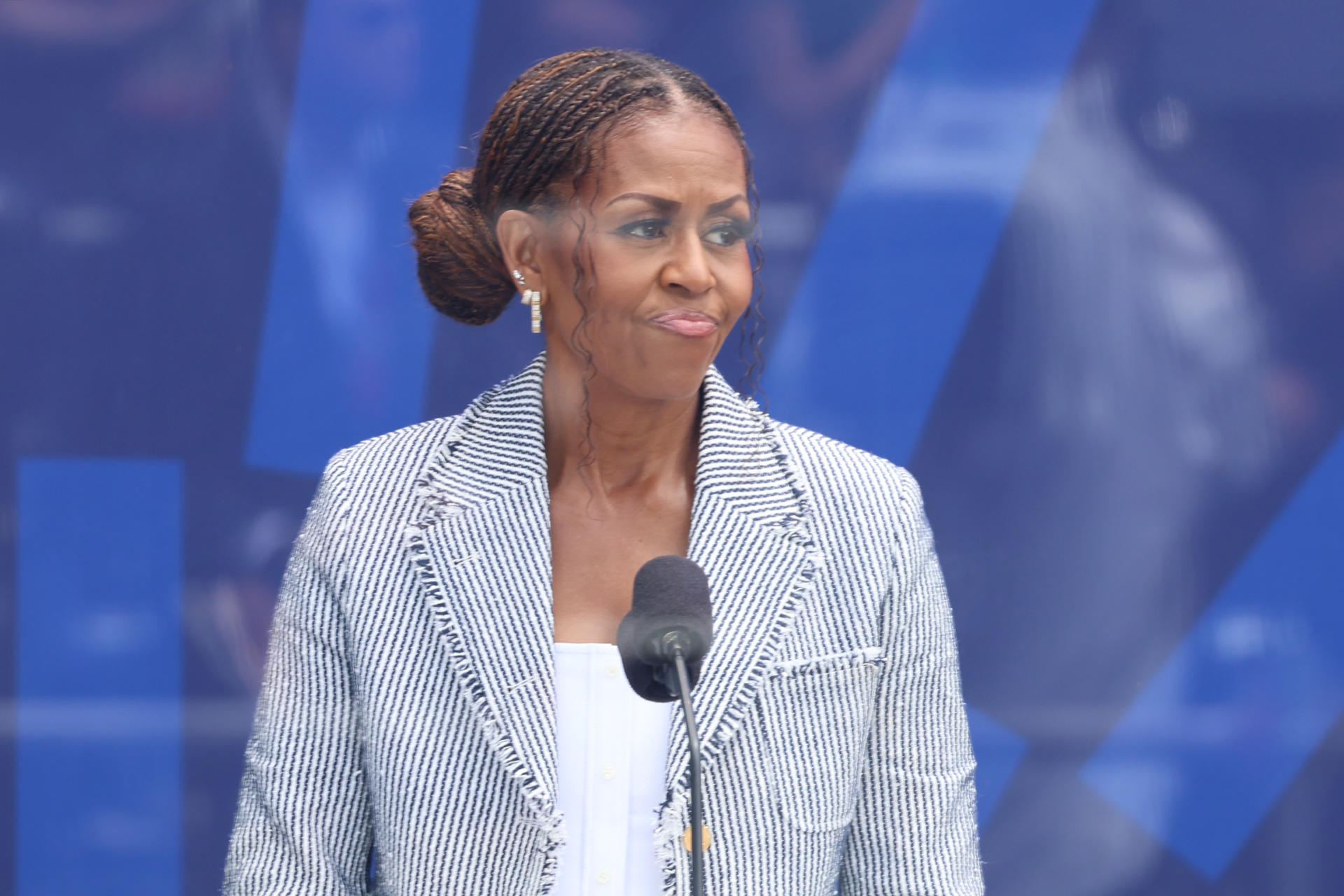 La ex primera dama de Estados Unidos Michelle Obama reacciona durante la inauguración del Centro Presidencial Obama este jueves, en Chicago (EE.UU.). EFE/ Octavio Guzmán
