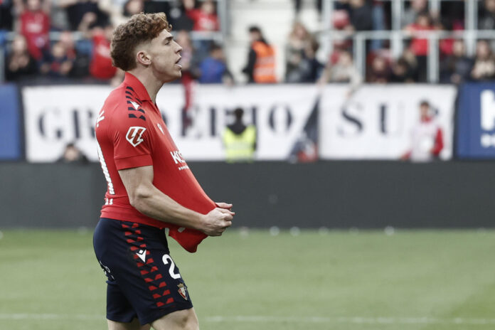 Foto de archivo del centrocampista de Osasuna Víctor Muñoz celebra su gol durante el encuentro de la jornada 37 de LaLiga entre CA Osasuna y RCD Espanyol en el estadio de El Sadar de Pamplona. EFE/ Jesús Diges
