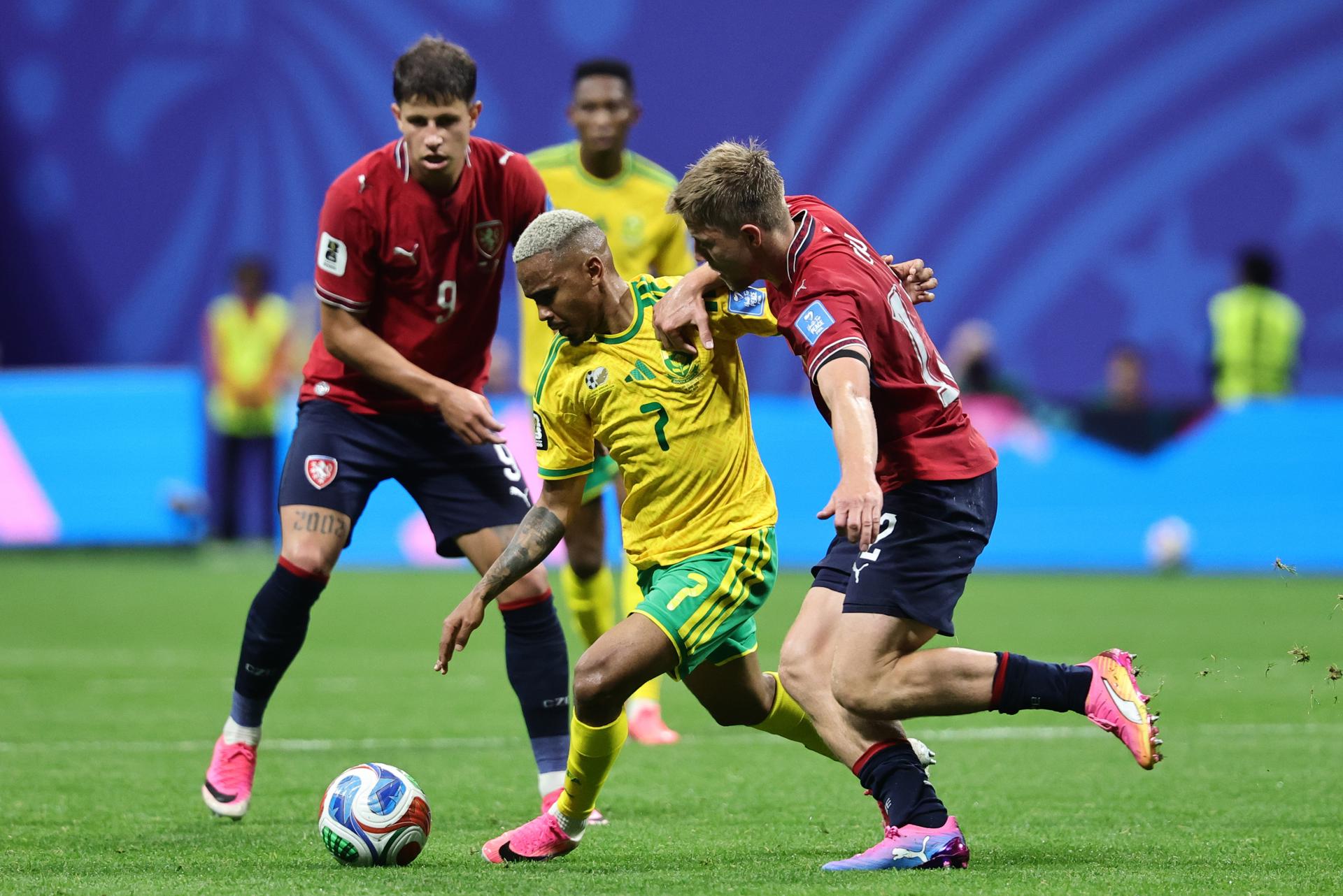 Oswin Appollis, de Sudáfrica (centro), junto a Adam Hlozek (izquierda) y Lukas Cerv (derecha), de la República Checa, en acción durante el partido de la fase de grupos de la Copa del Mundo de la FIFA 2026 entre la República Checa y Sudáfrica. EFE/EPA/RONALD WITTEK

