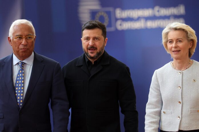 (D.I.) El presidente del Consejo Europeo, Antonio Costa, el presidente de Ucrania, Volodímir Zelenski, y la presidenta de la Comisión Europea, Ursula von der Leyen, llegan para la cumbre del Consejo Europeo en Bruselas, Bélgica, el 18 de junio de 2026. Los líderes europeos se reúnen en Bruselas para una reunión de dos días cargada de cuestiones geopolíticas y económicas urgentes. (Bélgica, Ucrania, Bruselas) EFE/EPA/OLIVIER MATTHYS
