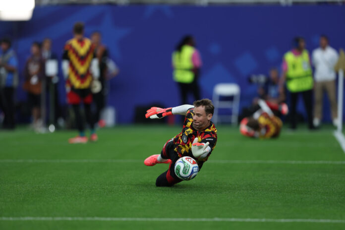 El portero de la selección de AlemanIa Manuel Neuer, calienta antes del partido del grupo C del Mundial 2026. EFE/ Carlos Ramírez
