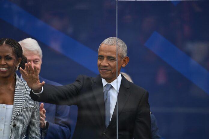 El expresidente de Estados Unidos Barack Obama saluda a la multitud mientras está acompañado de la ex primera dama Michelle Obama, durante la ceremonia inaugural del Centro Presidencial Obama en Chicago, Illinois, EE.UU. EFE/Victor Hilitski
