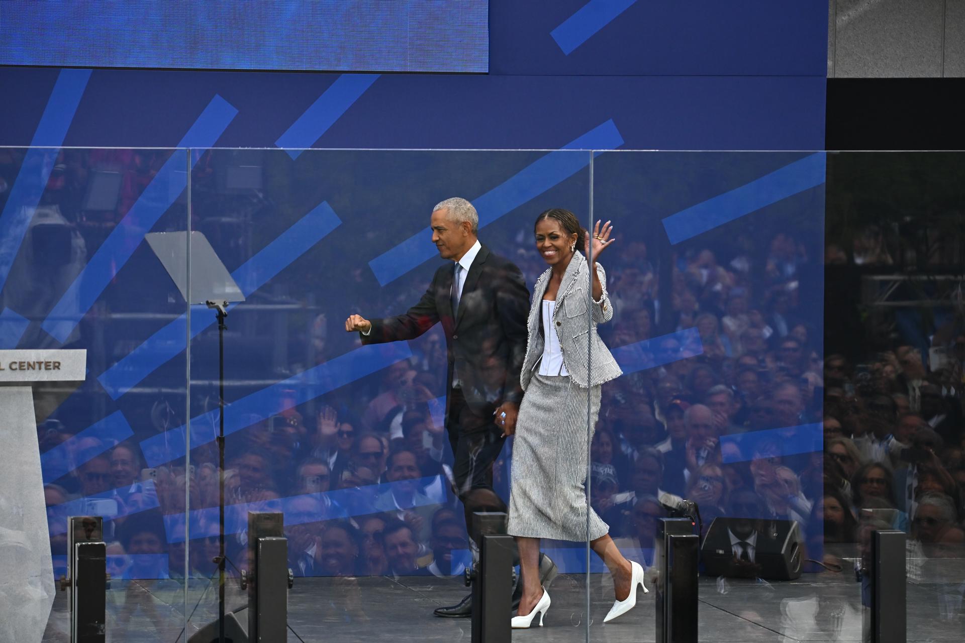 El expresidente de Estados Unidos Barack Obama y la ex primera dama Michelle Obama llegan a la plataforma principal durante la ceremonia de apertura del Centro Presidencial Obama en Chicago, Illinois, Estados Unidos. EFE/Victor Hilitski
