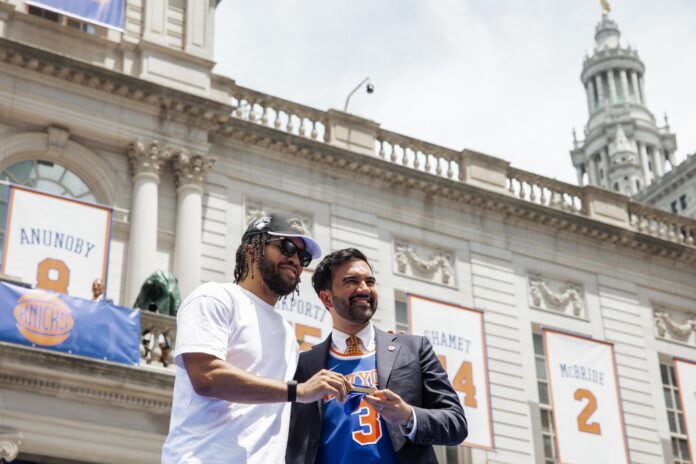 El alcalde de Nueva York, Zohran Mamdani (d), entrega las llaves simbólicas de la ciudad a Jalen Brunson durante la ceremonia de celebración del título de los Knicks 2026 en el Ayuntamiento de Nueva York, Nueva York (EE.UU.). EFE/OLGA FEDOROVA
