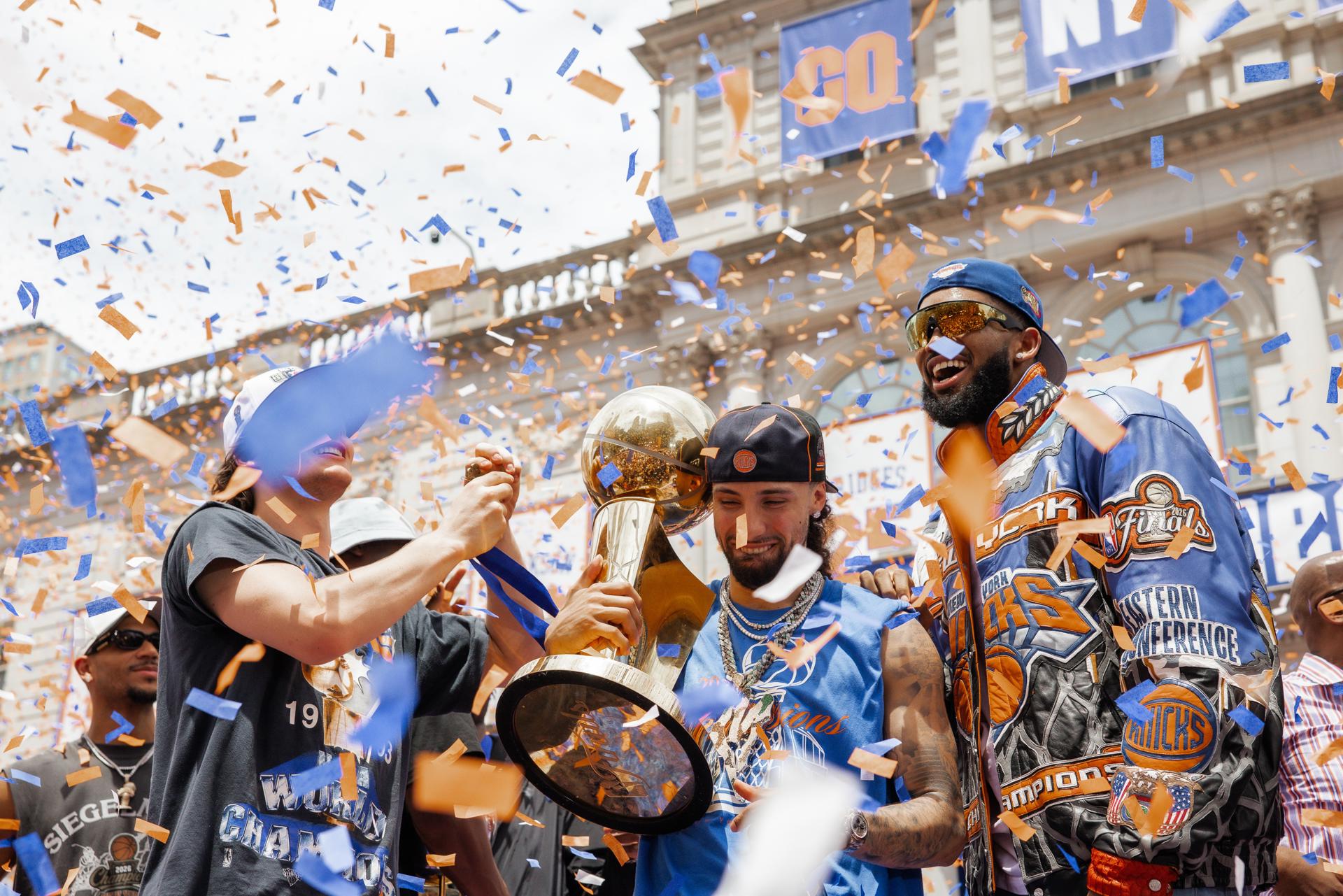 Confeti flota sobre los jugadores de los New York Knicks Tyler Kolek (i), José Alvarado (c) y Karl-Anthony Towns (d) durante la ceremonia de celebración por el campeonato 2026 en la Ciudad de Nueva York, Nueva York (EE.UU.). EFE/OLGA FEDOROVA
