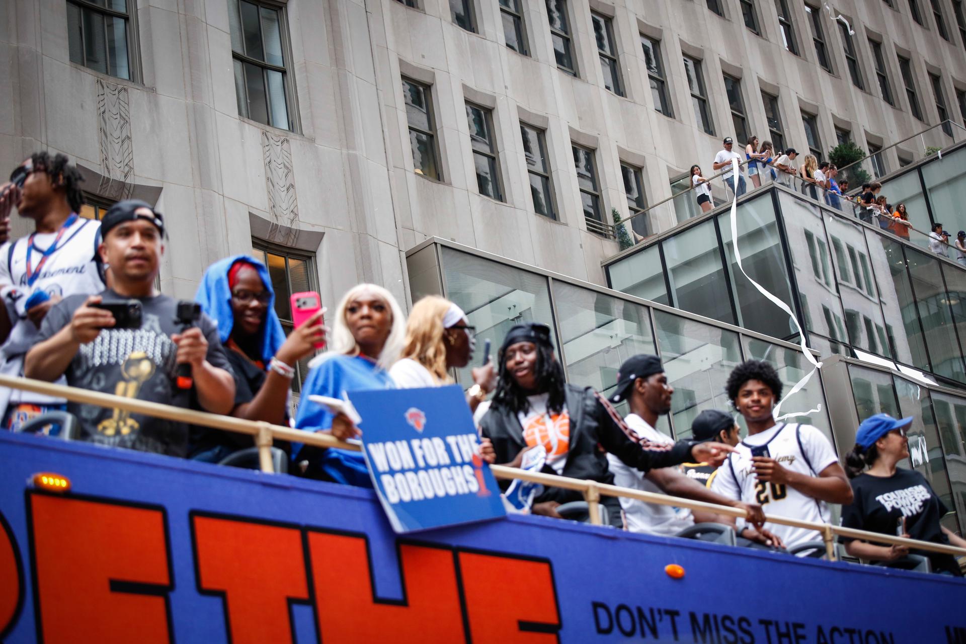 Los aficionados celebran durante el desfile de la victoria y mitin de los New York Knicks, que celebran haber ganado las Finales de la NBA 2026 en Nueva York (EE.UU.). EFE/KENA BETANCUR
