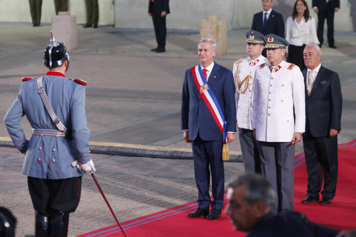 Fotografía del 11 de marzo de 2026 del presidente de Chile, José Antonio Kast (c), durante el cambio de mando presidencial, en Santiago (Chile). EFE/ Elvis González
