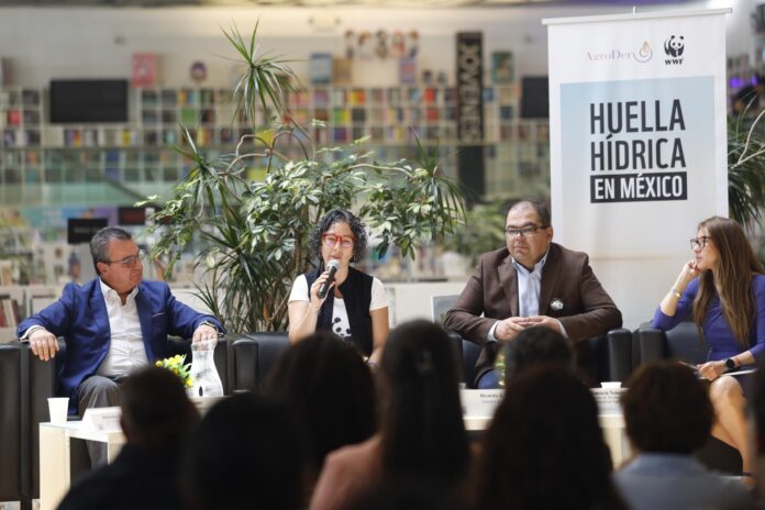 La directora del Fondo Mundial para la Naturaleza (WWF por sus siglas en inglés) de México, María José Villanueva (2-i), el presidente del Consejo Consultivo del Agua, Raúl Rodríguez (i), el director de AgroDer, Ricardo A. Morales y la vicepresidenta de sustentabilidad del Consejo Nacional Agropecuario, Patricia Toledo, asisten a la presentación del informe de la huella hídrica en México este jueves, en Ciudad de México (México). EFE/ Sáshenka Gutiérrez
