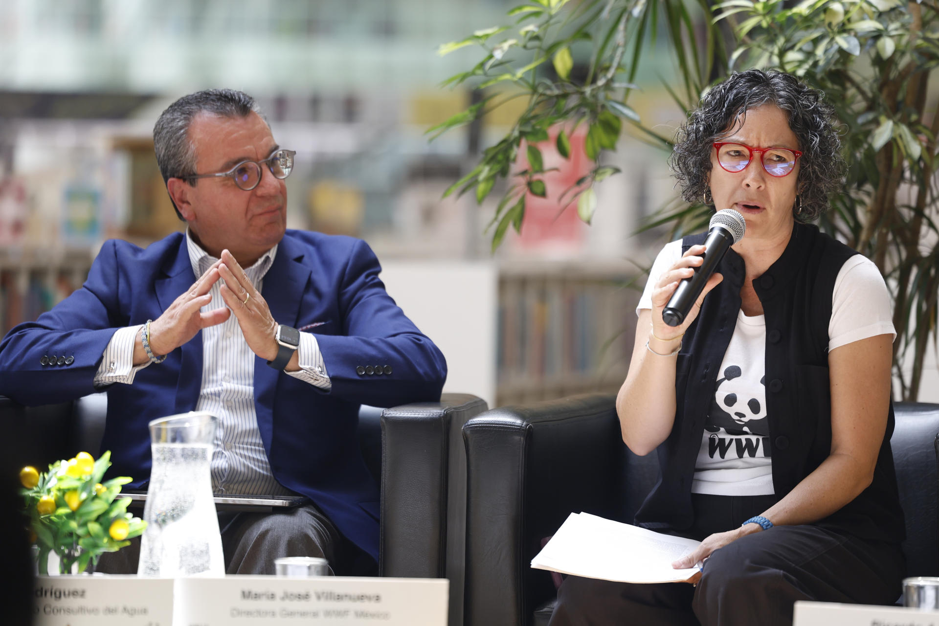 La directora del Fondo Mundial para la Naturaleza (WWF por sus siglas en inglés) de México, María José Villanueva, y el presidente del Consejo Consultivo del Agua, Raúl Rodríguez, asisten a la presentación del informe de la huella hídrica en México este jueves, en Ciudad de México (México). EFE/ Sáshenka Gutiérrez

