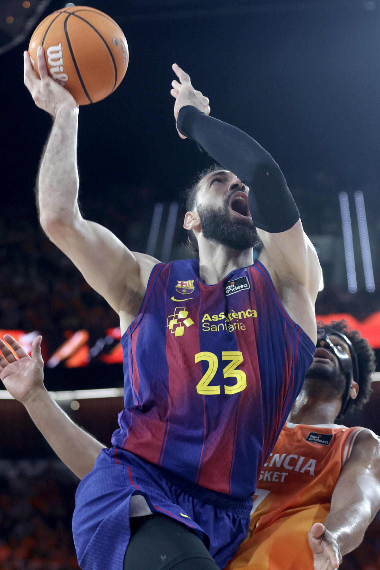 El pívot del Barça Tornike Shengelia (i) entra a canasta ante Braxton Key, del Valencia, durante el primer partido de la final de la Liga Endesa de baloncesto que Valencia Basket y Barcelona disputan este jueves en el pabellón Roig Arena. EFE/Miguel Ángel Polo
