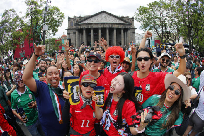 Aficionados de Corea del Sur y de México animan este jueves, previo al partido del grupo A del Mundial de la FIFA 2026 entre México y Corea del Sur, en el estadio Guadalajara (México). EFE/Francisco Guasco
