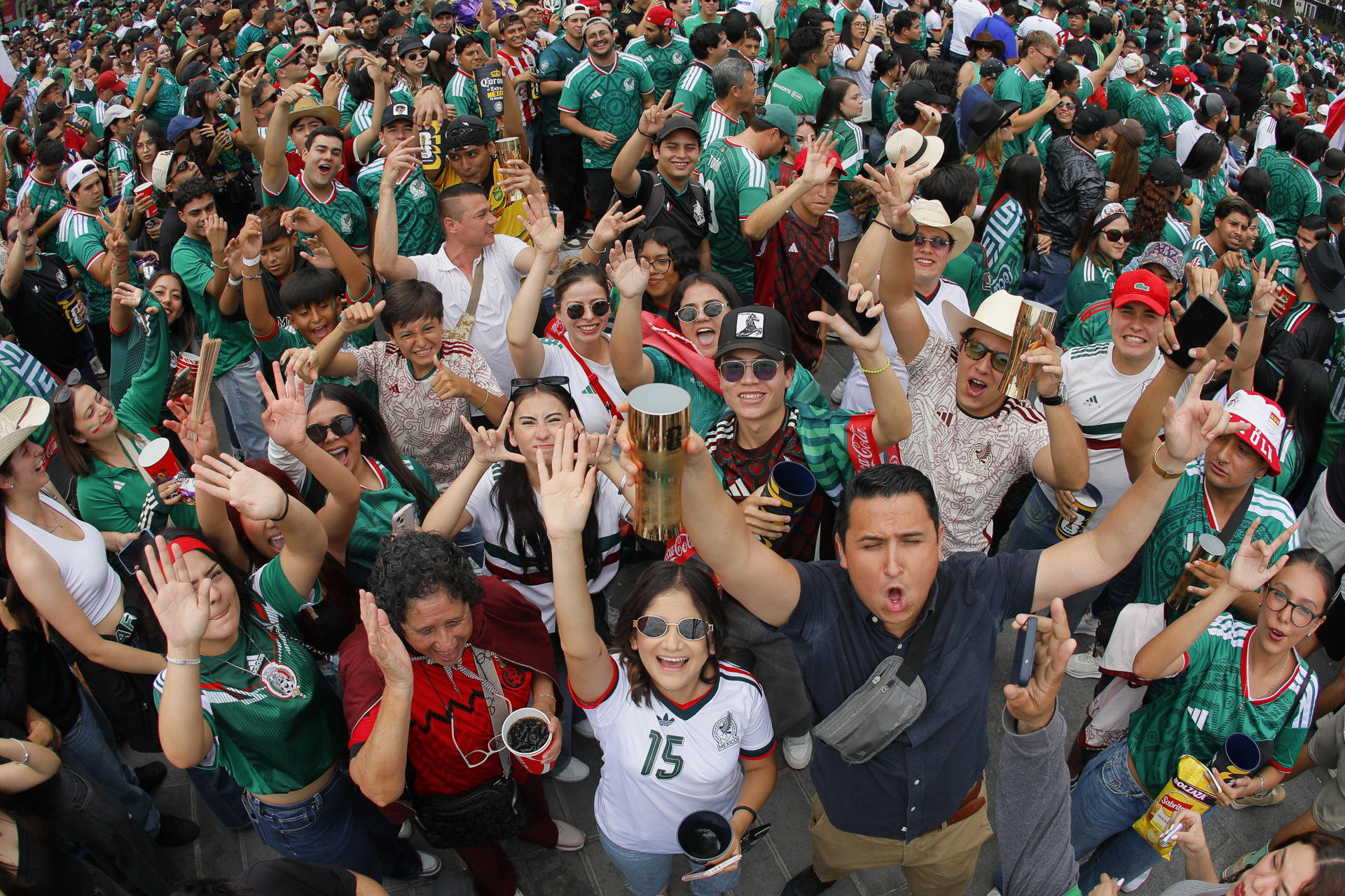 Aficionados de México animan este jueves, previo al partido del grupo A del Mundial de la FIFA 2026 entre México y Corea del Sur, en el estadio Guadalajara (México). EFE/Francisco Guasco

