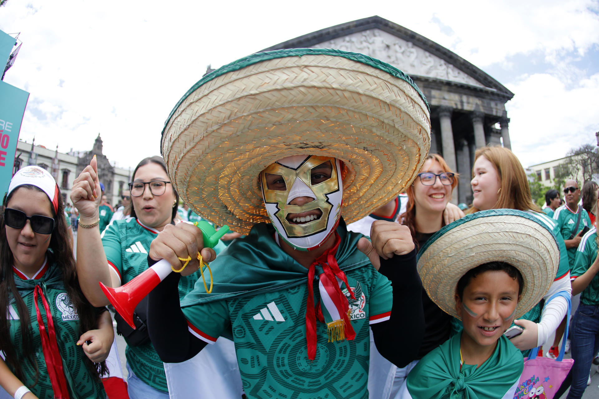 Aficionados de México animan este jueves, previo al partido del grupo A del Mundial de la FIFA 2026 entre México y Corea del Sur, en el estadio Guadalajara (México). EFE/Francisco Guasco
