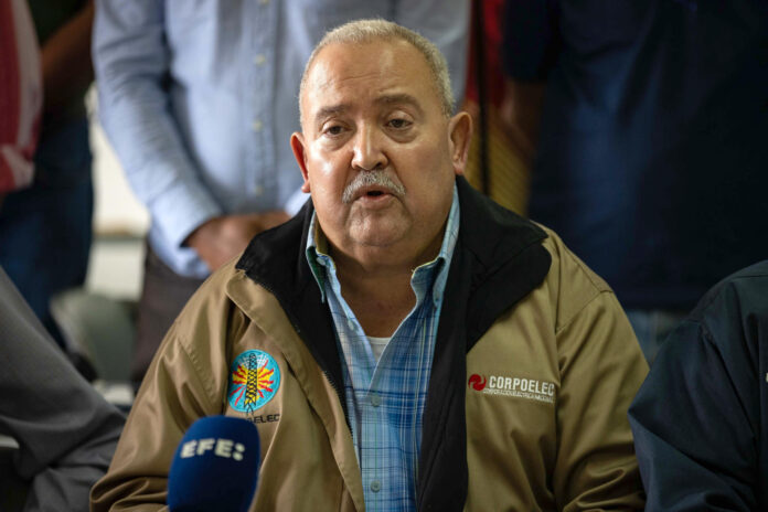El secretario general del sindicato eléctrico en el estado Miranda, Alexis Rodríguez, habla en una rueda de prensa de trabajadores del sector eléctrico este jueves, en Caracas (Venezuela). EFE/ Ronald Peña
