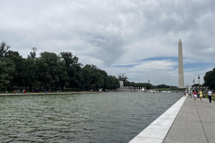Vista general, este 18 de junio, del famoso estanque reflectante de la capital estadounidense, que ha vuelto a teñirse de verde por la repoblación de algas acuáticas, en Washington DC (EE.UU.). EFE/Leonor Trinidad
