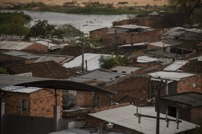 Fotografía de archivo, tomada en marzo de 2016, de una vista general de zonas inundadas del barrio la Chacarita de Asunción (Paraguay), debido a lluvias asociadas al fenómeno El Niño. EFE/Santi Carneri
