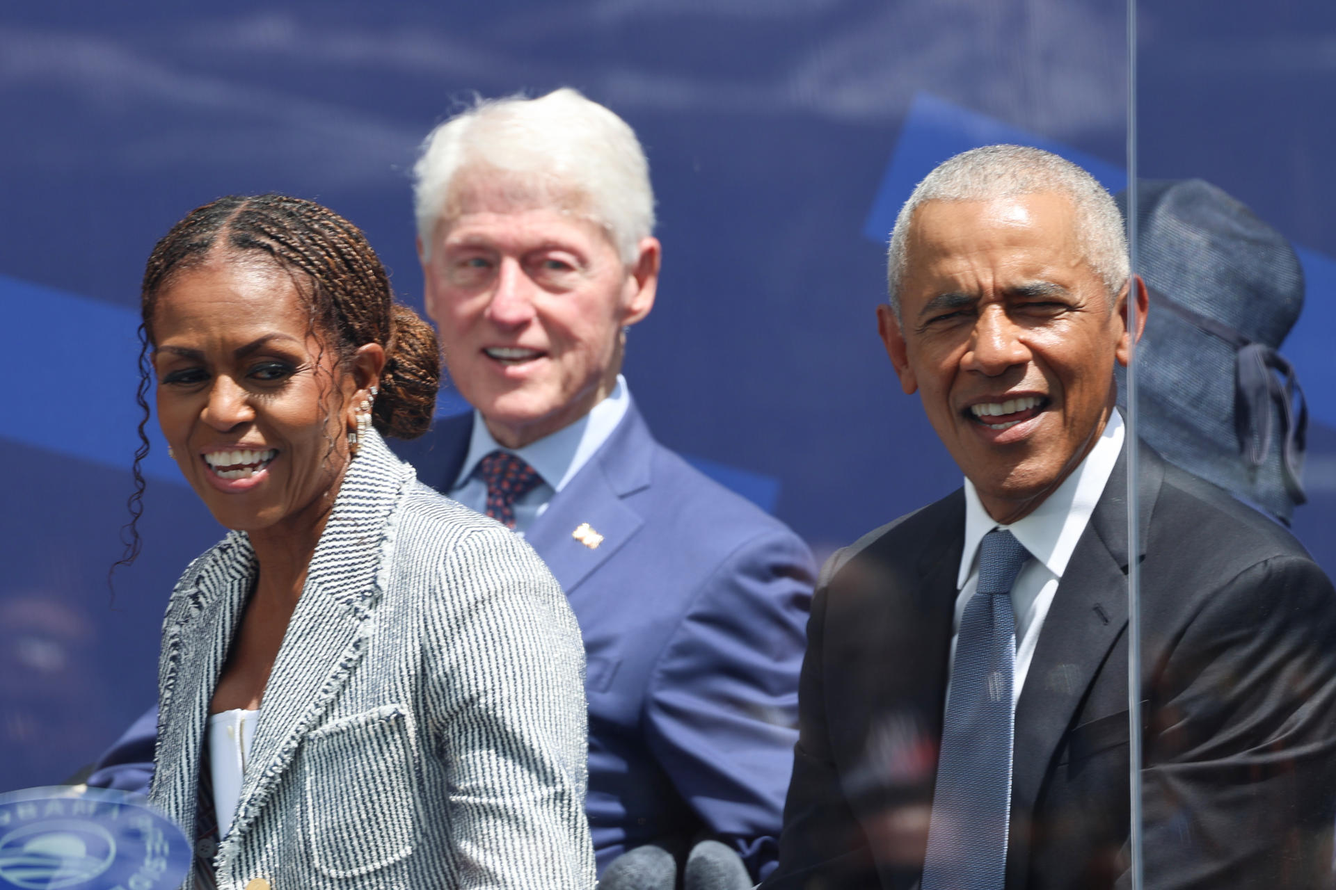 Los presidentes estadounidenses Bill Clinton (c) y Barack Obama (d), junto a la exprimera dama Michelle Obama (i) fueron captados este 18 de junio, durante la inauguración del Centro Presidencial Obama, en Chicago (Illinois, EE.UU.). EFE/Octavio Guzman