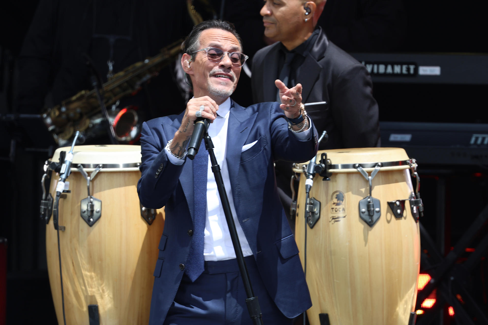 El cantante estadounidense de origen puertorriqueño Marc Anthony (c) fue captado este 18 de junio, durante su presentación en la inauguración del Centro Presidencial Obama, en Chicago (Illinois, EE.UU.). EFE/Octavio Guzmán