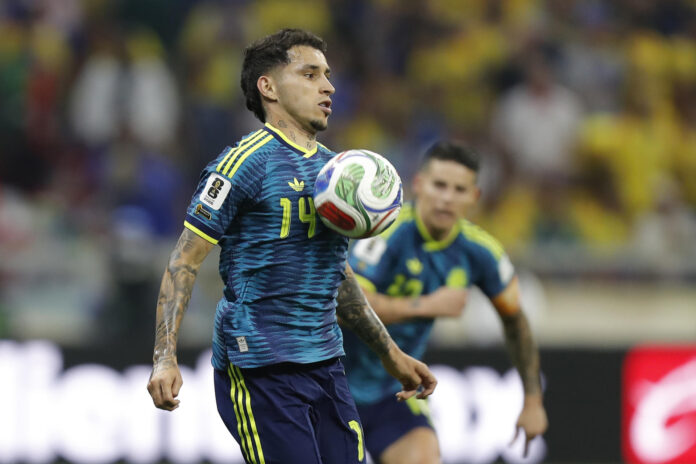 Gustavo Puerta, de Colombia, controla un balón ante Uzbekistán en el estadio Azteca en Ciudad de México. EFE/Isaac Esquivel
